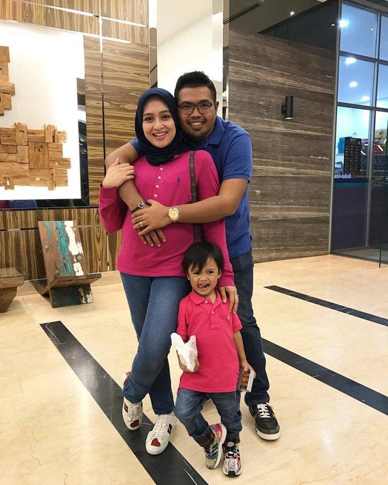 peluk isteri yang penat