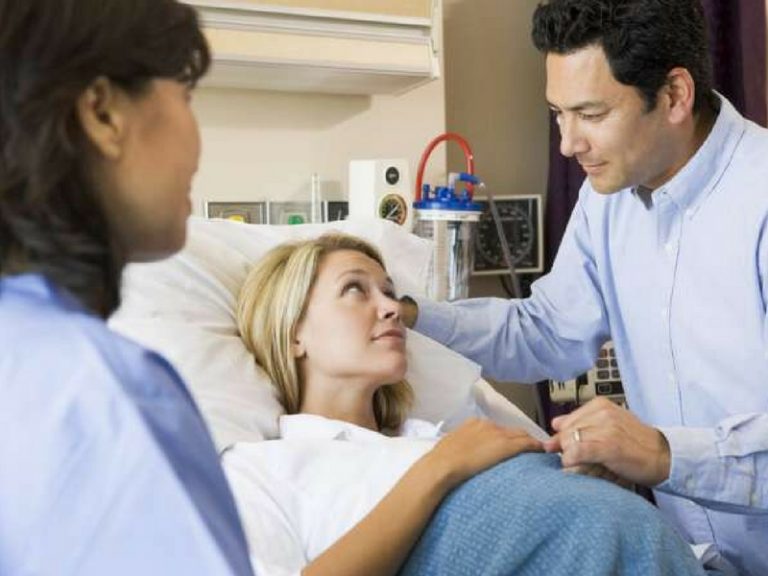 Saat Kecemasan Suami Berkeras Halang Pembedahan Caesarean Isteri, Tapi Jawapan Balas Doktor Buat Lelaki Ini Ubah Fikiran