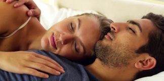 tidur berbantalkan lengan suami