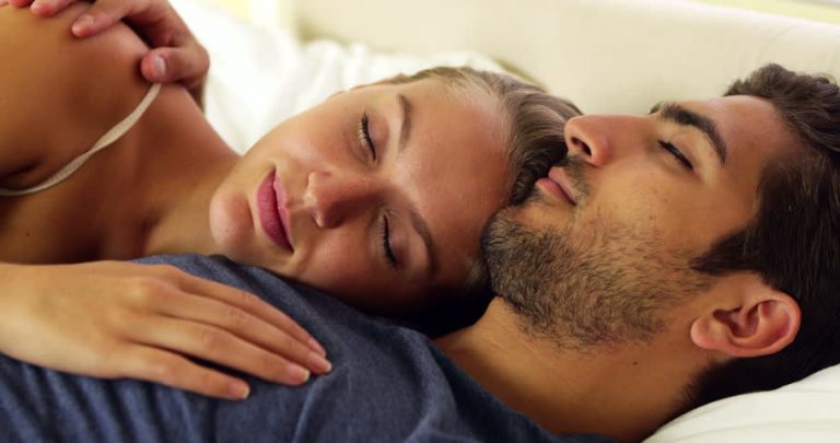 tidur berbantalkan lengan suami