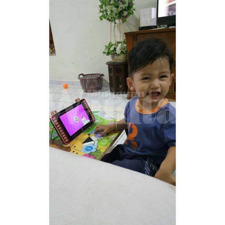 anak main gajet