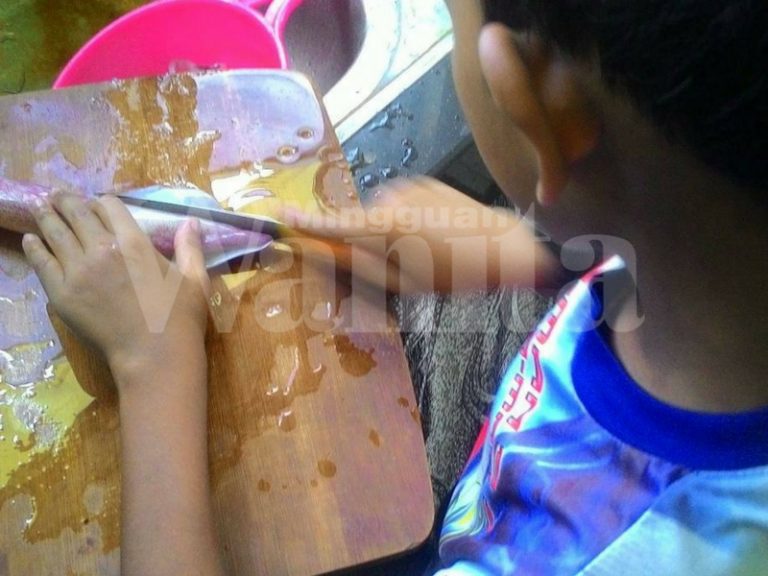 Latih 4 Anak Rajin Masak Di Dapur, Ibu Ini Kongsi Cara Selamat