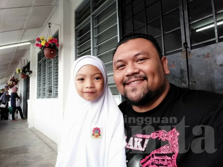 Baju-Kain-Tudung Sekolah Kakak Habis Kena Muntah, Papa Kasihan Sangat Dekat Kakak..