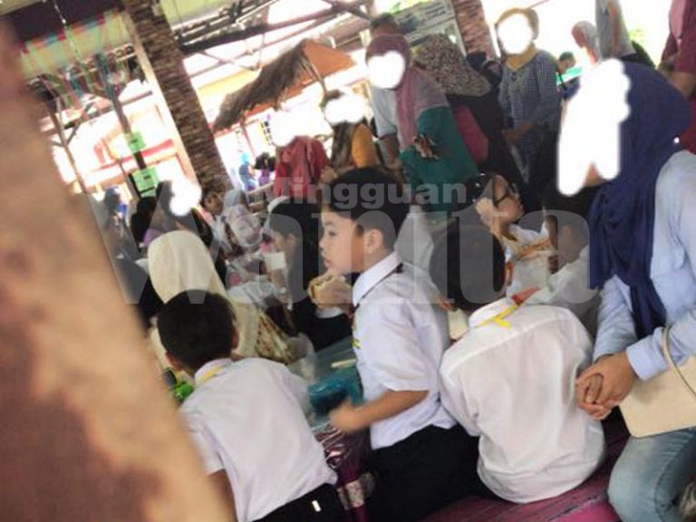 di sekolah