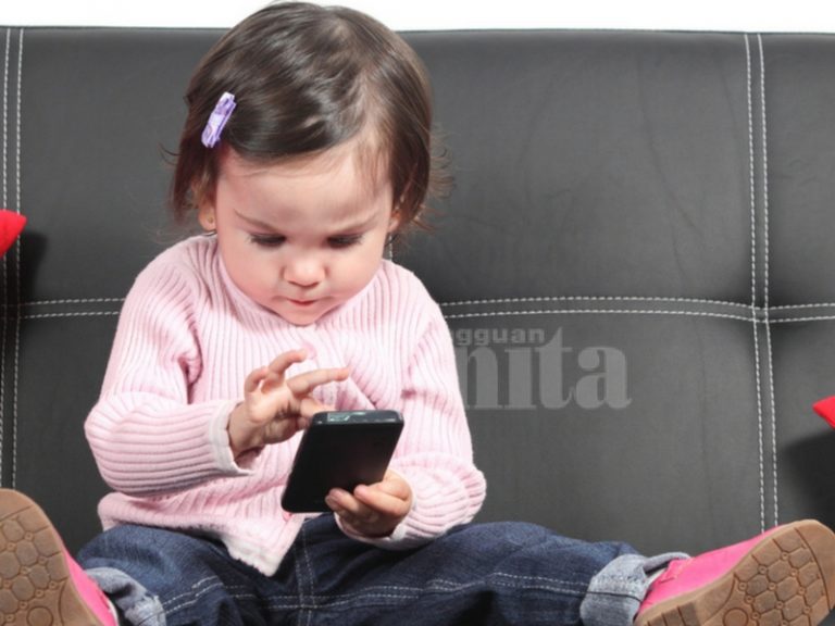 Gajet Atau Televisyen Bukan ‘Babysitter’ Buat Anak, Beri Kesan Negatif Terutama Bayi Bawah 2 tahun