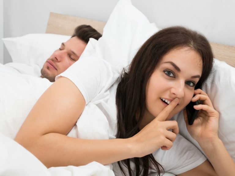 Nak Tahu Pasangan Curang Atau Tidak, Cuba Tengok Telefonnya