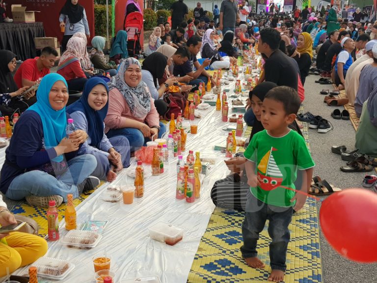 Syukur Berpanjangan Dengan Tiga Biji Kurma Dan Sebotol Air Kosong.