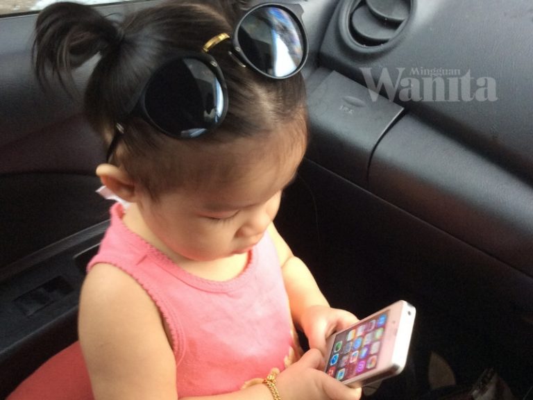 anak main gajet