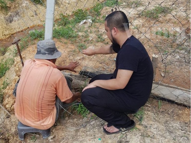 Wahai Ayah, Peluklah Anak Suap Mereka, Bila Sayang Lembut Nanti Jiwanya