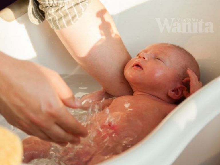 Mandikan Bayi Guna Teknik ‘Sental-Sental Manja’, Barulah Kulitnya Bersih, Tak Gatal Atau Bersisik
