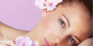 wajah wet muda dengan masker buah-buahan