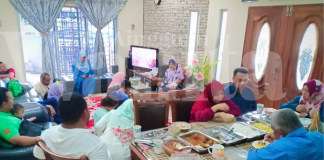 Rumah Terbuka, Isteri Sibuk Kelek Anak, Suami Pula Sedap-sedap Makan!