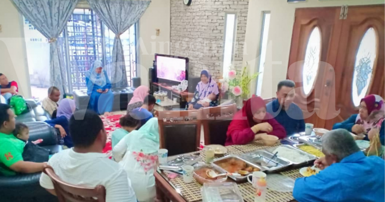Rumah Terbuka, Isteri Sibuk Kelek Anak, Suami Pula Sedap-sedap Makan!