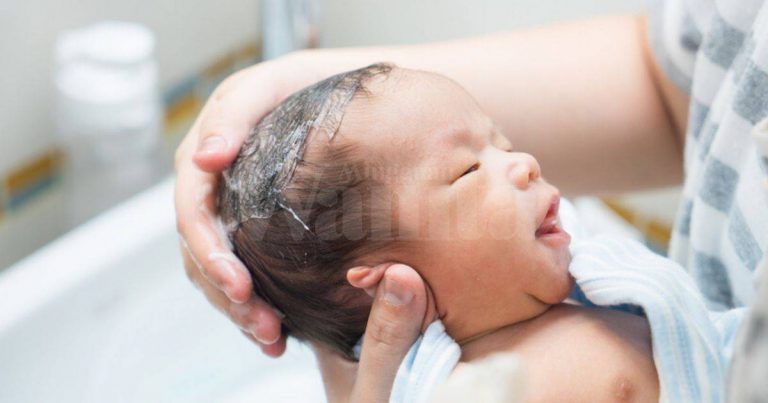 Semak Adab Mandikan Bayi Baru Lahir Dengan Betul, Elak Terkena Selesema