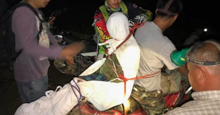 Tidak Ada Kenderaan Sesuai, Petugas Penyelamat Ikat Mayat Pada BADAN, Usung Guna Motor