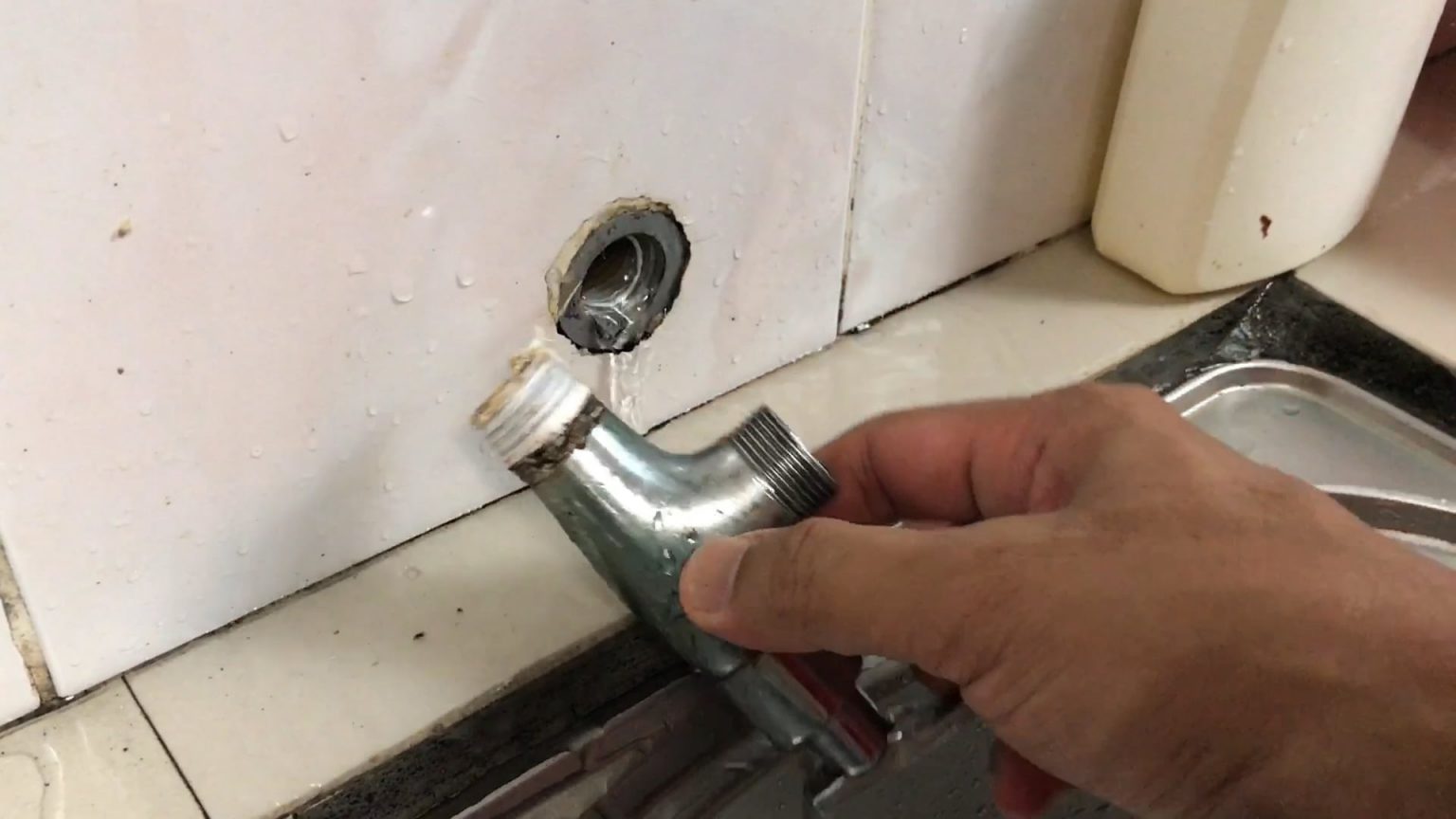 Ini Caranya DIY Tukar Kepala Paip Sinki Dapur Patah! Mingguan Wanita