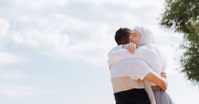 Perbuatan Memeluk Pasangan Hanya Mampu Kurangkan Tekanan Isteri, Tak Beri Kesan Pada Suami