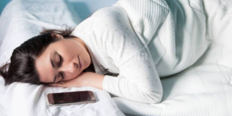 Tenangkan Diri Rasa Takut, Isteri Pasang Rekod Dengkuran Suami Ketika Tidur Sendirian