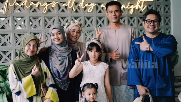 Rakan- rakan rai majlis resepsi Farah Lee & Fuad Hashim. Bekas suami turut rai kedua mempelai