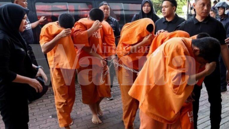 Bergari ke mahkamah, 13 remaja lelaki  ini didakwa bunuh pelajar Kolej Vokasional
