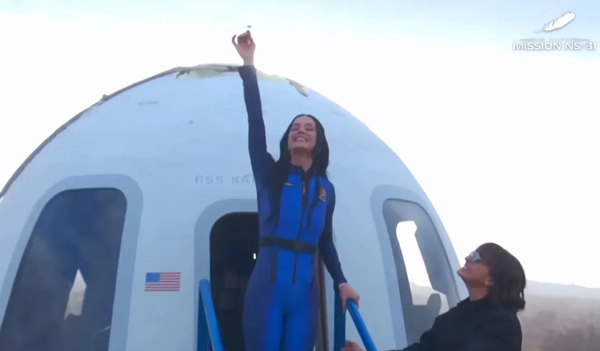 Katy Perry Menyanyi Dari Angkasa, Cipta Sejarah Penyanyi Wanita Pertama Sertai Misi Angkasa Lepas