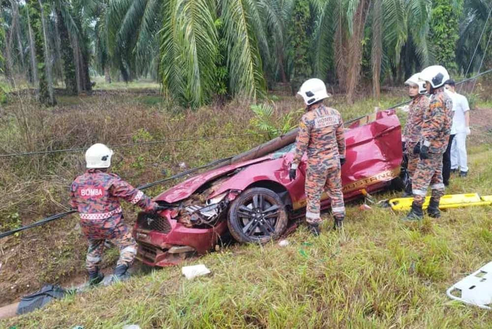 Empat Beradik Jadi Yatim Piatu Sekelip Mata, Suami Isteri Maut Ford Mustang Terbabas Di Jalan Segamat-Kuantan