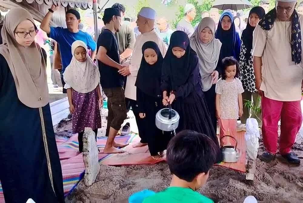 Suami Isteri Maut Ford Mustang Terbabas Selamat Dikebumikan, Sempat Belanja Kek Untuk Pekerja Kedai Emas