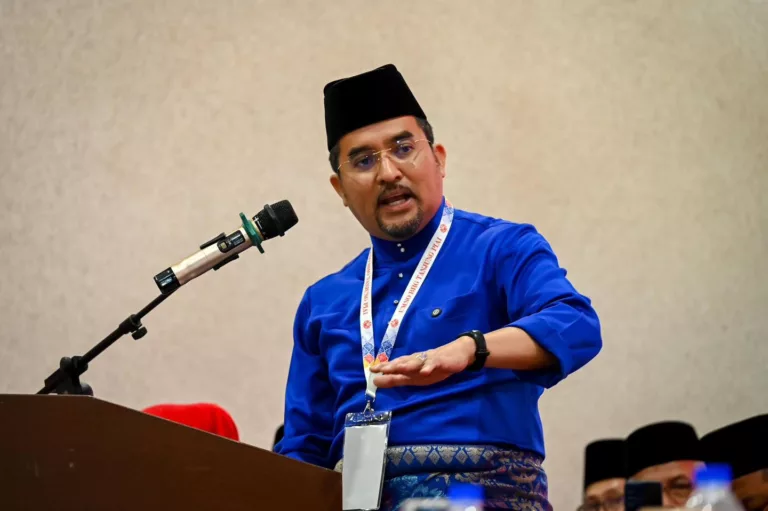 “Abi, Nak Telefon Baru…” – Didikan Bijaksana Datuk Dr Asyraf Wajdi Letak Al-Quran Sebagai Syarat Utama