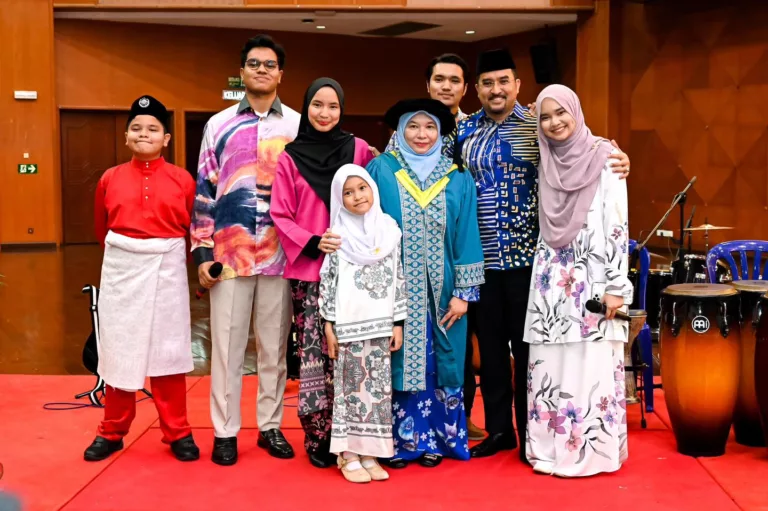 “Abi, Nak Telefon Baru…” – Didikan Bijaksana Datuk Dr Asyraf Wajdi Letak Al-Quran Sebagai Syarat Utama