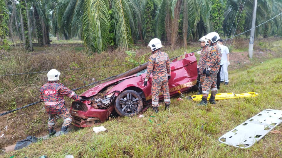 Suami Isteri Maut Ford Mustang Terbabas Selamat Dikebumikan, Sempat Belanja Kek Untuk Pekerja Kedai Emas