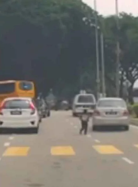 Murid Berlari Kejar Kereta Ibu Selepas Tertinggal, Polis Siasat Video Tular