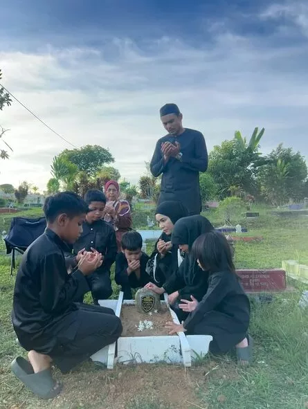 Zaquan Adha, Ayu Raudhah Ziarah Pusara, Anak Bongsu Genap Setahun – “Selamat Ulang Tahun, Anak Syurgaku…”