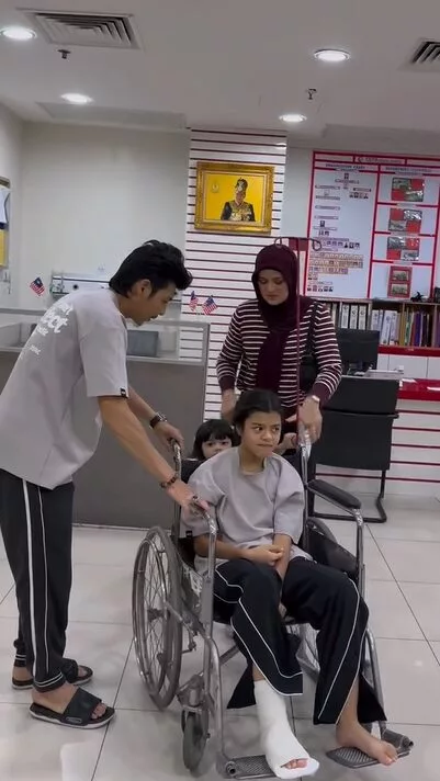 Anak MUA Bellaz Cedera, Penutup ‘Flush Toilet’ Terjatuh, Hempap Kaki