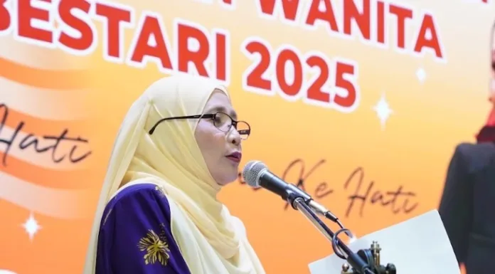 “Wanita Hari Ini Bukan Sekadar Pelengkap, Tetapi Pemacu Ekonomi Negara” PUSPANITA Seru Wanita Terus Proaktif, Kreatif & Inovatif Rancang Masa Depan 12 “Wanita Hari Ini Bukan Sekadar Pelengkap, Tetapi Pemacu Ekonomi Negara” PUSPANITA Seru Wanita Terus Proaktif, Kreatif & Inovatif Rancang Masa Depan