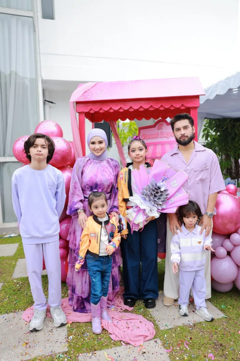 Wawa Zainal Tanam Benih Usahawan Kecil, Hadiahkan Kedai Untuk Hayla. “Berkat Untung Kek Batik RM100,000”