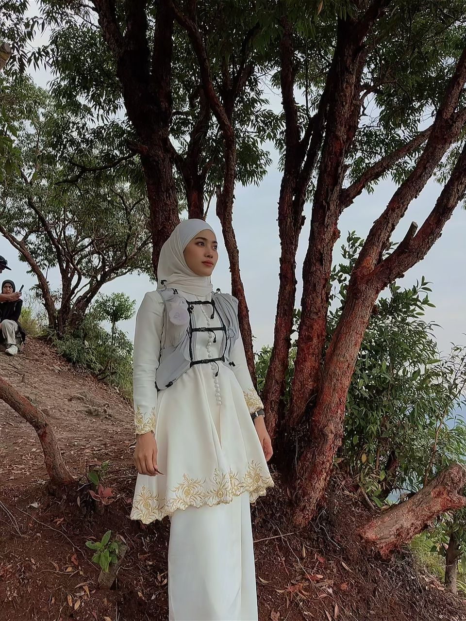 Farah Tawan Puncak G7 & Kinabalu Dengan Cara Unik, Pilih Berbaju Kurung Ketika Hiking Untuk Mudah Solat