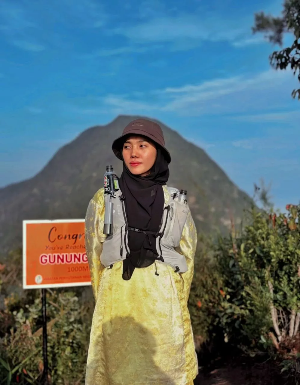 Farah Tawan Puncak G7 & Kinabalu Dengan Cara Unik, Pilih Berbaju Kurung Ketika Hiking Untuk Mudah Solat