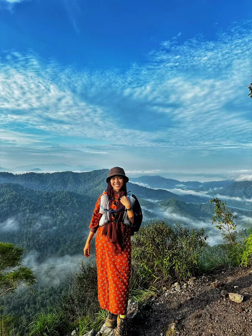 Farah Tawan Puncak G7 & Kinabalu Dengan Cara Unik, Pilih Berbaju Kurung Ketika Hiking Untuk Mudah Solat