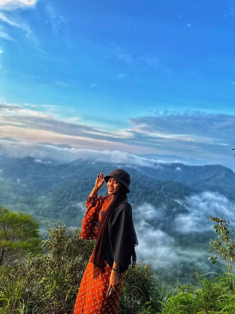 Farah Tawan Puncak G7 & Kinabalu Dengan Cara Unik, Pilih Berbaju Kurung Ketika Hiking Untuk Mudah Solat