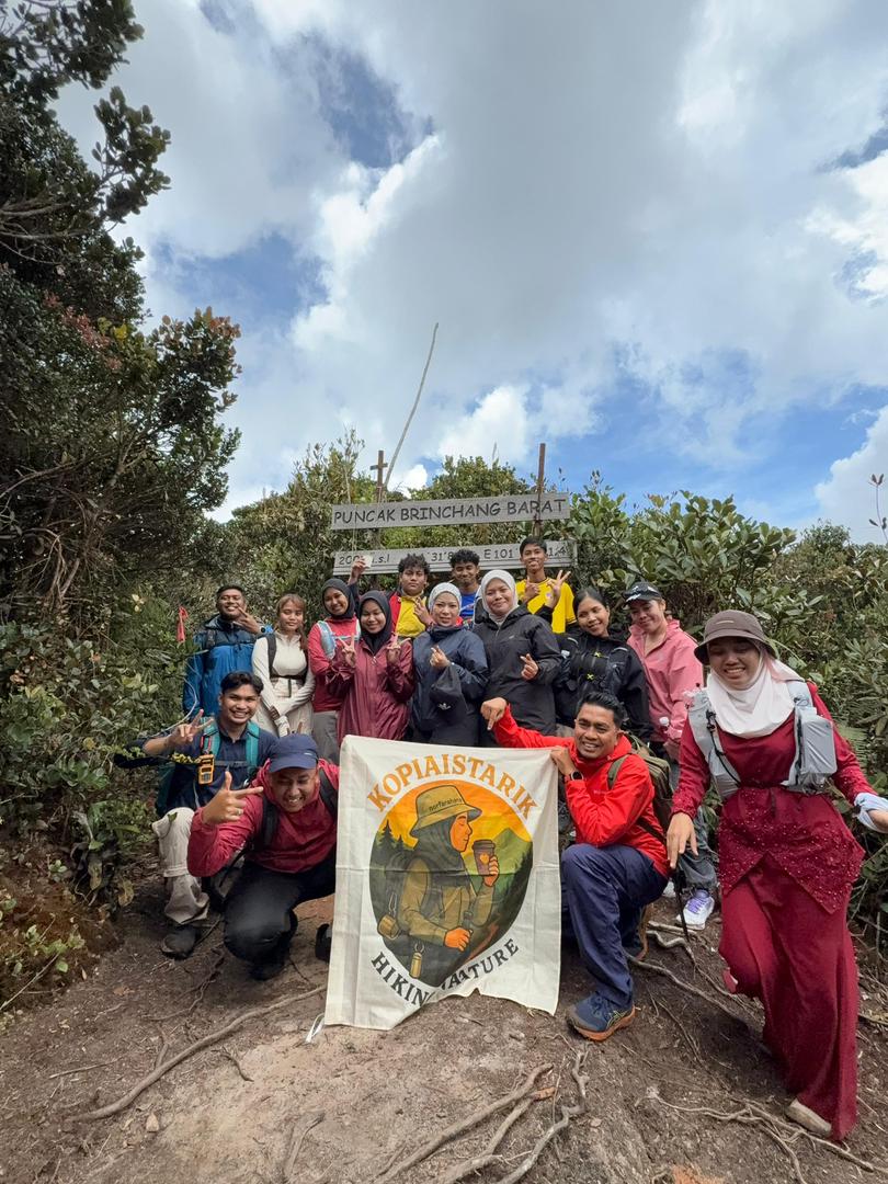 Farah Tawan Puncak G7 & Kinabalu Dengan Cara Unik, Pilih Berbaju Kurung Ketika Hiking Untuk Mudah Solat
