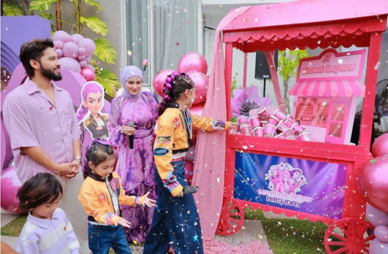 Wawa Zainal Tanam Benih Usahawan Kecil, Hadiahkan Kedai Untuk Hayla. “Berkat Untung Kek Batik RM100,000”