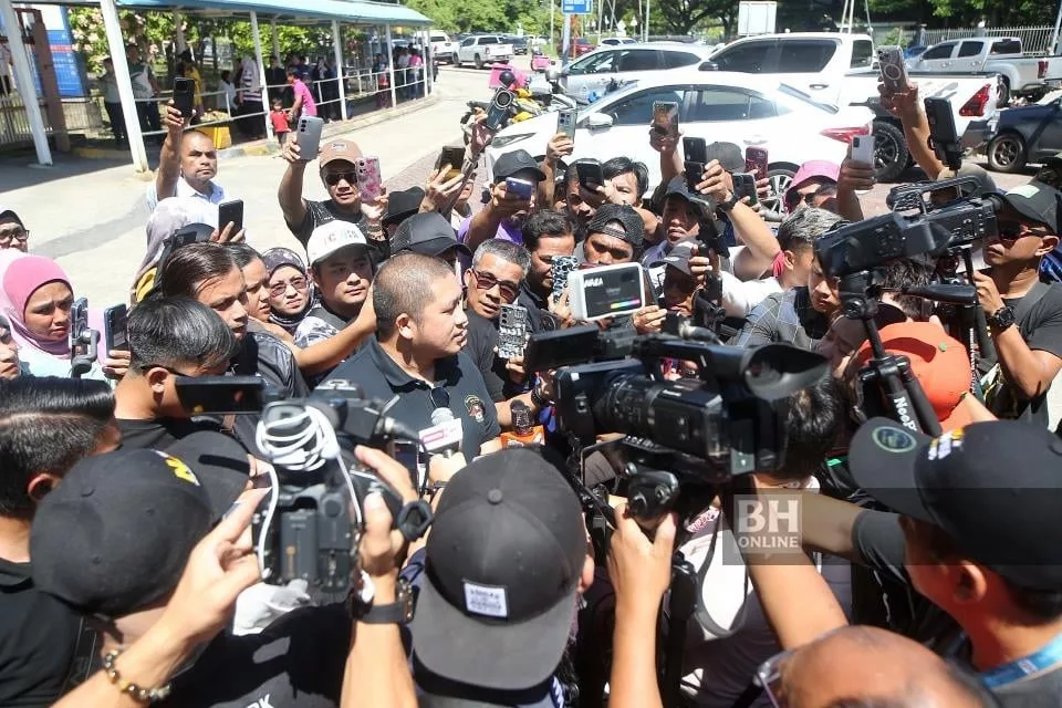 Ibu Zara Qairina Menangis Ketika Proses Pengecaman, Peguam Nafi Video Tular & Kutipan Dana Biayai Yuran Guaman