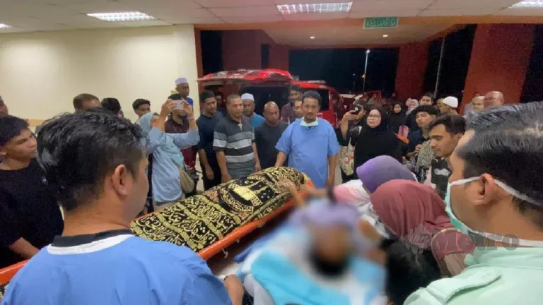 Ibu Cedera Parah Tatap Jenazah Suami & Dua Anak Buat Kali Terakhir