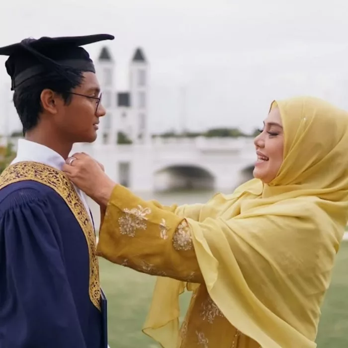 Raja Azura Tak Tahan Sebak Lihat Anak-Anak Sarung Jubah Graduasi, Hadiah Paling Mahal Sebagai Ibu Tunggal