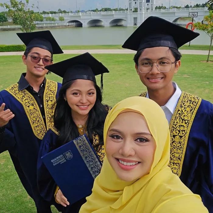 Raja Azura Tak Tahan Sebak Lihat Anak-Anak Sarung Jubah Graduasi, Hadiah Paling Mahal Sebagai Ibu Tunggal
