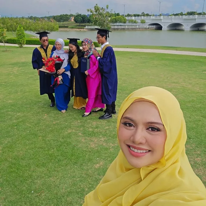 Raja Azura Tak Tahan Sebak Lihat Anak-Anak Sarung Jubah Graduasi, Hadiah Paling Mahal Sebagai Ibu Tunggal