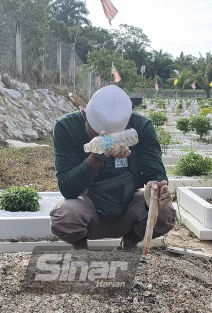 Lelaki Menangis Di Kubur Dua Beradik Lemas – “Pakcik Minta Maaf Tak Dapat Selamatkan”