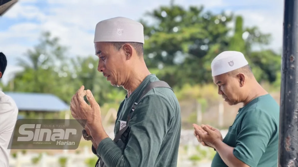 Lelaki Menangis Di Kubur Dua Beradik Lemas – “Pakcik Minta Maaf Tak Dapat Selamatkan”