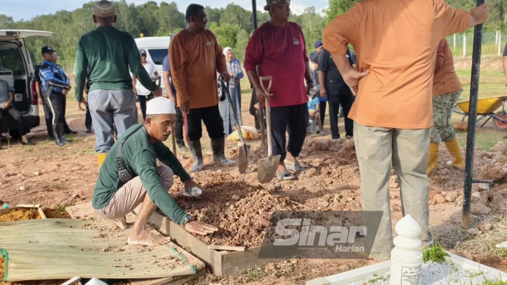 Lelaki Menangis Di Kubur Dua Beradik Lemas – “Pakcik Minta Maaf Tak Dapat Selamatkan”