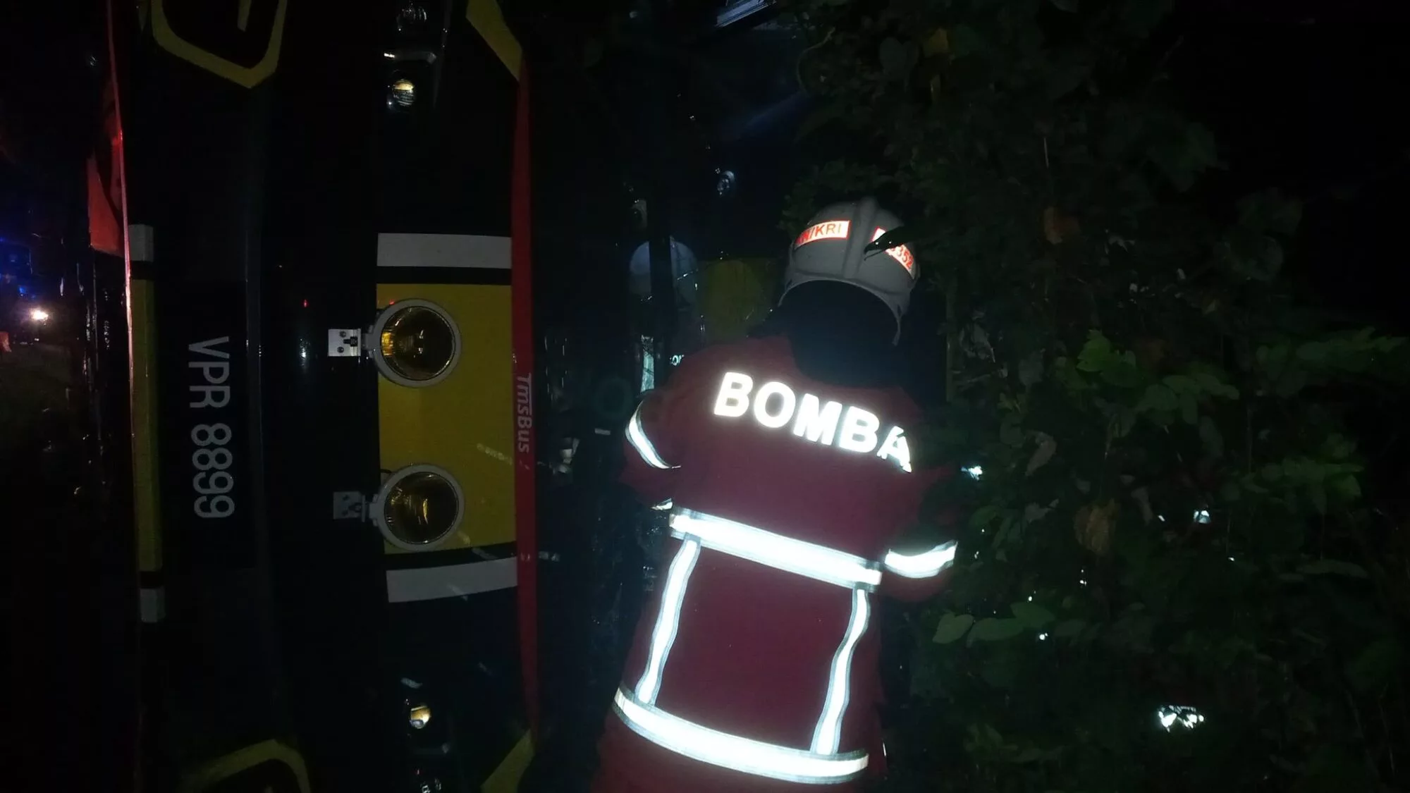 Bas Ekspres Terbalik Di Kuala Krai, Bawa 15 Penumpang, Tiga Mangsa Cedera Ringan